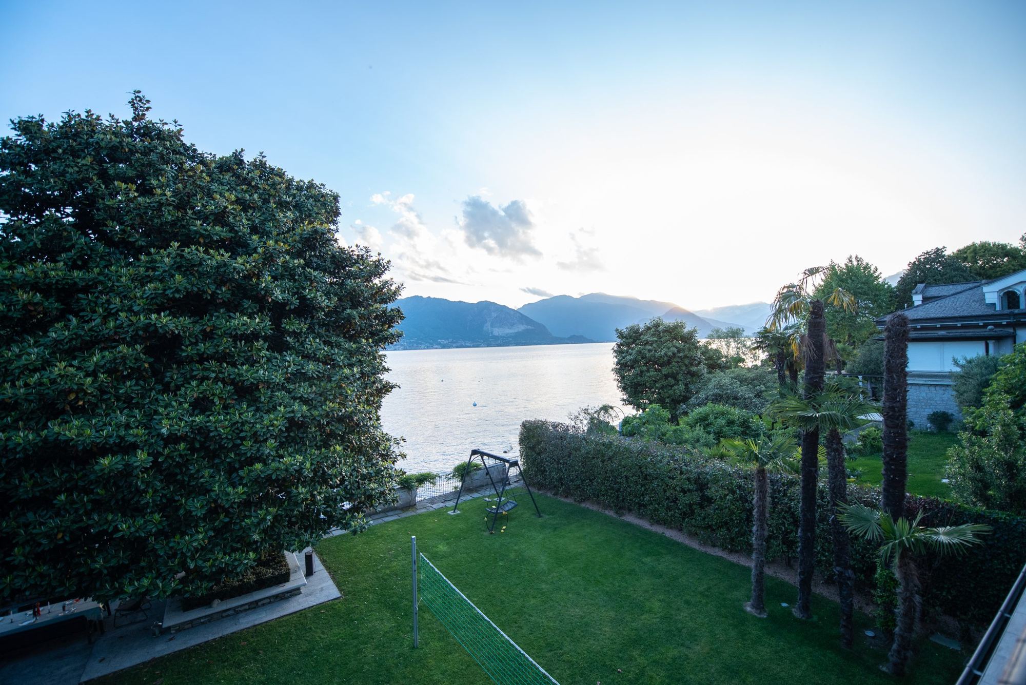 Blick vom Haus über Garten und Magnolie auf den Lago Maggiore und die Berge
