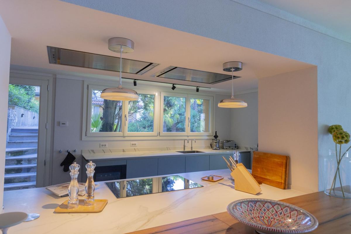 Kitchen with island and windows to the garden