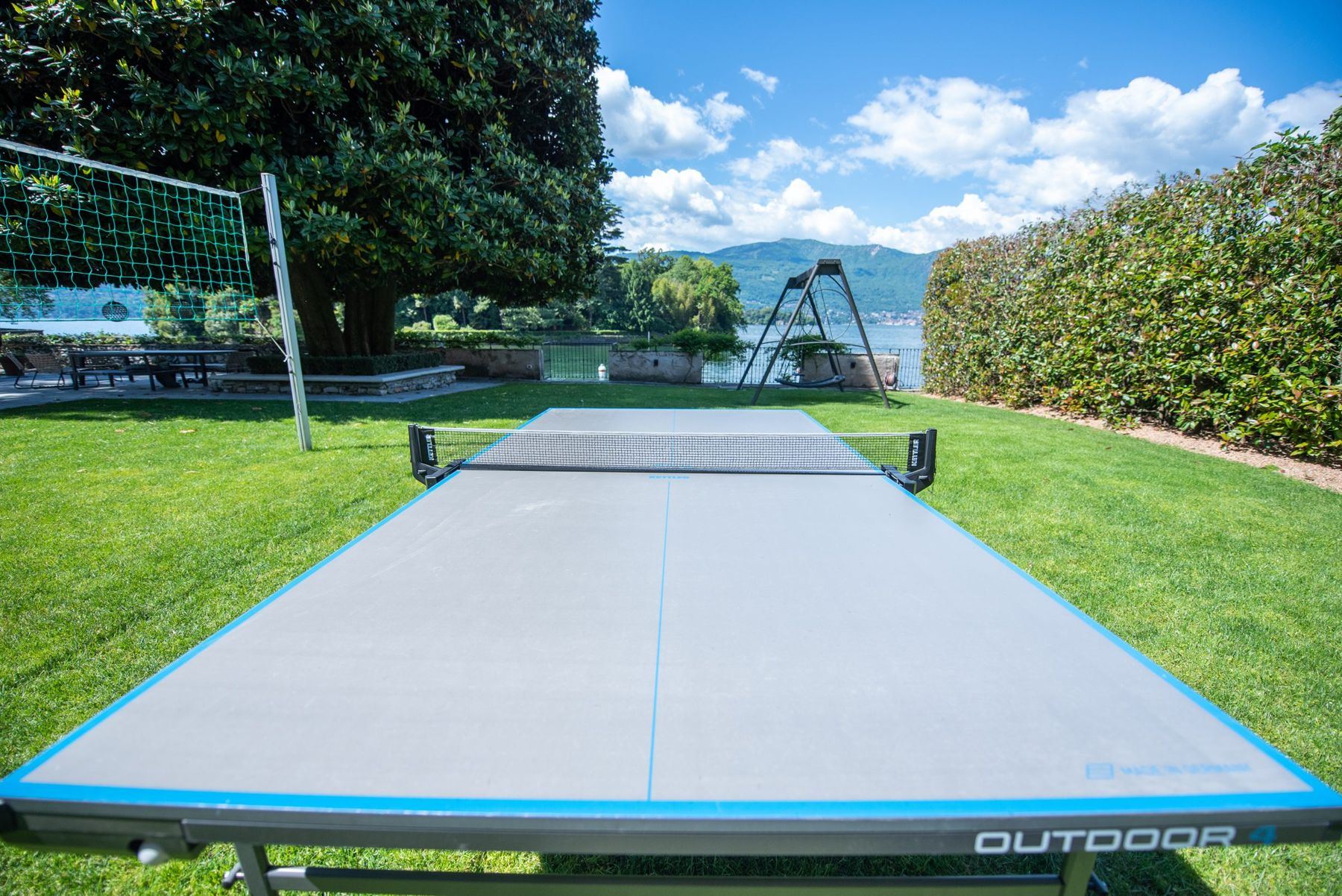 Outdoor-Tischtennisplatte im Garten mit Blick auf den See